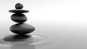 pierres en équilibre émmergeant de l'eau représentant l'esprit calme et attentif